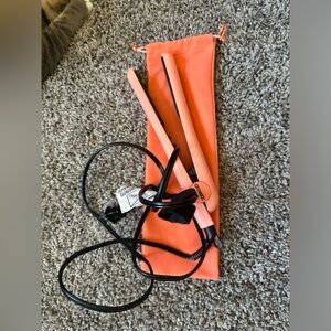 Amika hair straightener